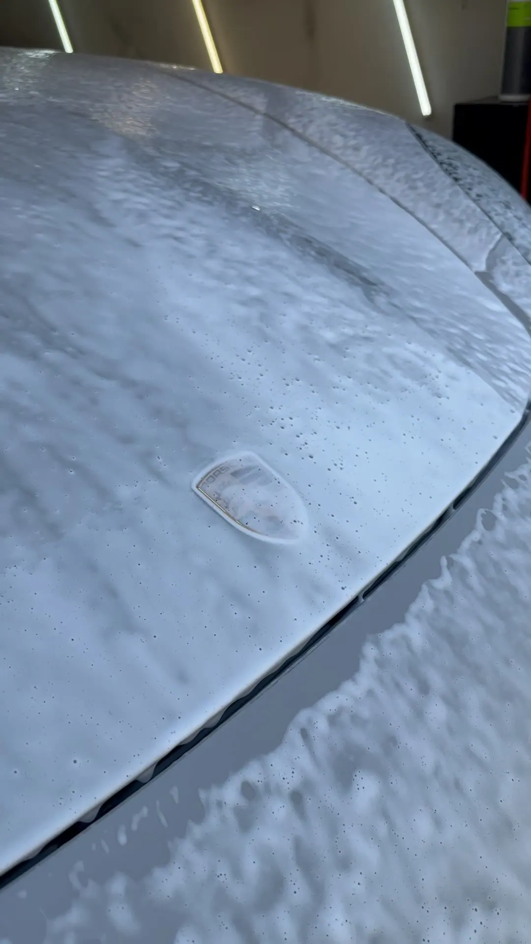 Porsche coberto de espuma antes da lavagem à mão