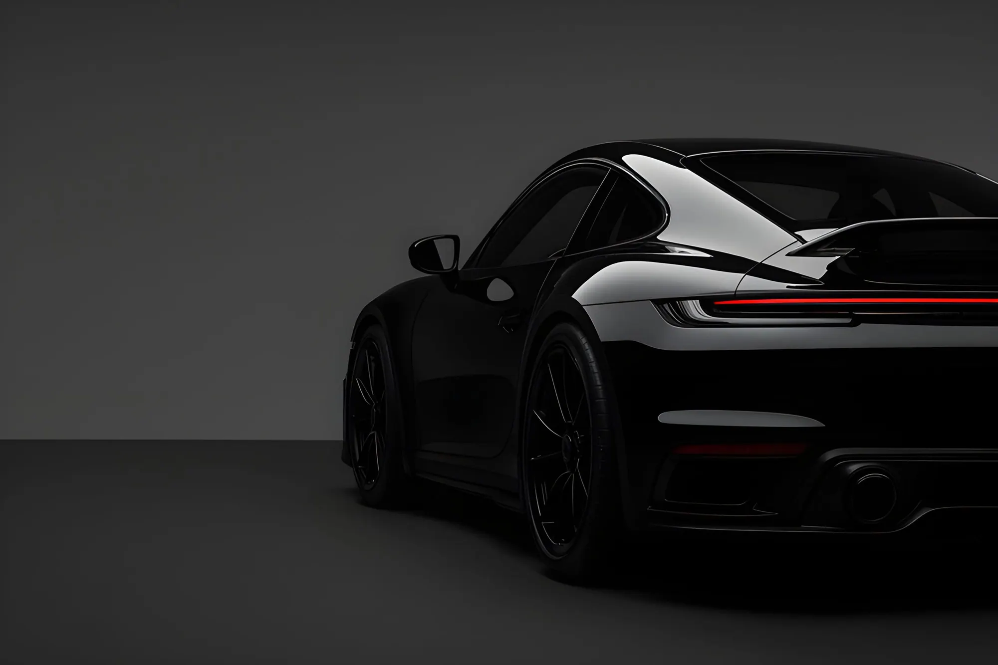 Porsche 911 preto em estúdio escuro